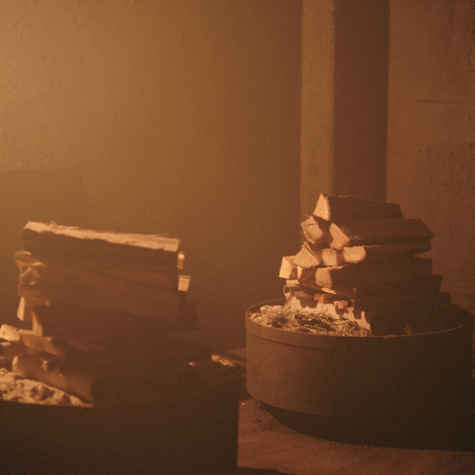 余かつおを燻すための薪からこだわり、全国各地の山林を一件一件訪ねてナラ材を調達。