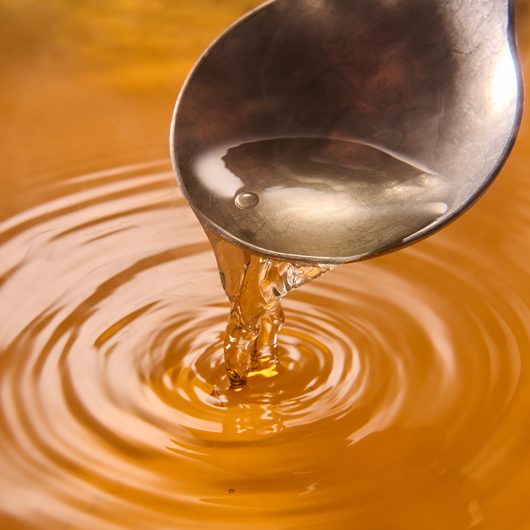 どんなにテクノロジーが進んでも、職人の手仕事でしか生み出せない味がある。そんな想いが込められた、味の素（株）の「理想のだし」を、ぜひお愉しみください。